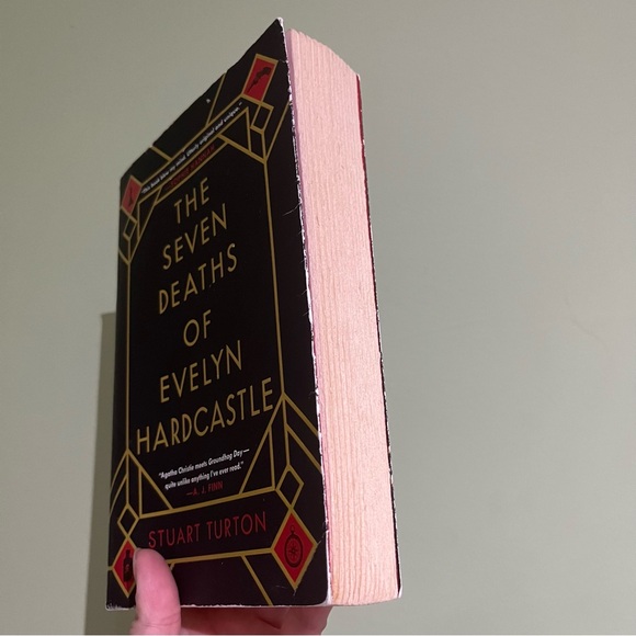 📚 4/25$ 📚 The Seven Deaths of Evelyn Hardcastle Book - Picture 6 of 9